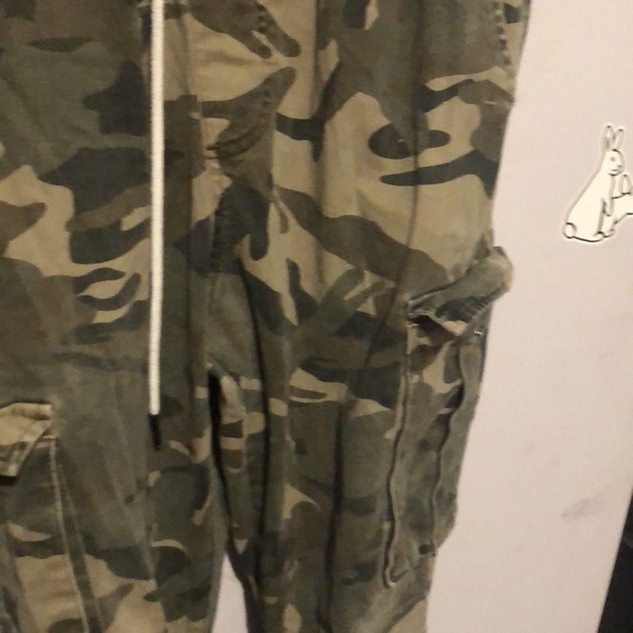 Forever 21 medium men’s camo cargo pants - Picture 4 of 4